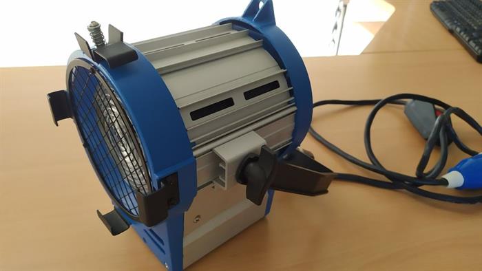 LUCE SPOTLIGHT STUDIO 650 W LENTE FRESNEL 2