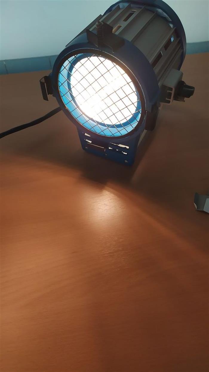LUCE SPOTLIGHT STUDIO 650 W LENTE FRESNEL 8